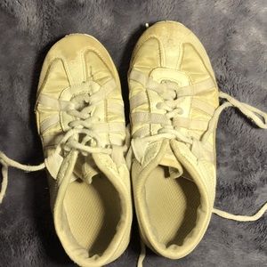 Nfinity evolution cheer shoes size 3